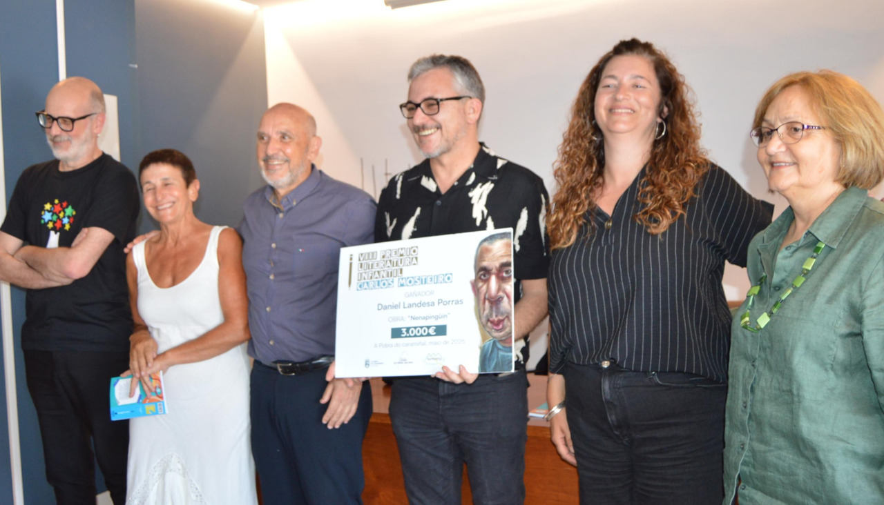 A la conclusión del acto se procedió a la entrega de los 3.000 euros de dotación económica del galardón a su autor, Daniel Landesa