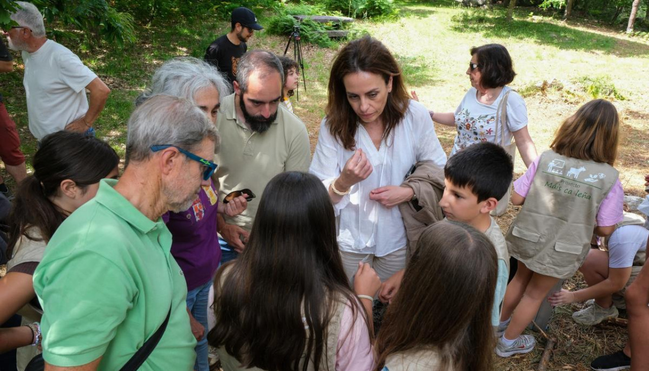 Judith Fernández visitó la zona en la que se desarrolla el programa ‘Máis que leña’