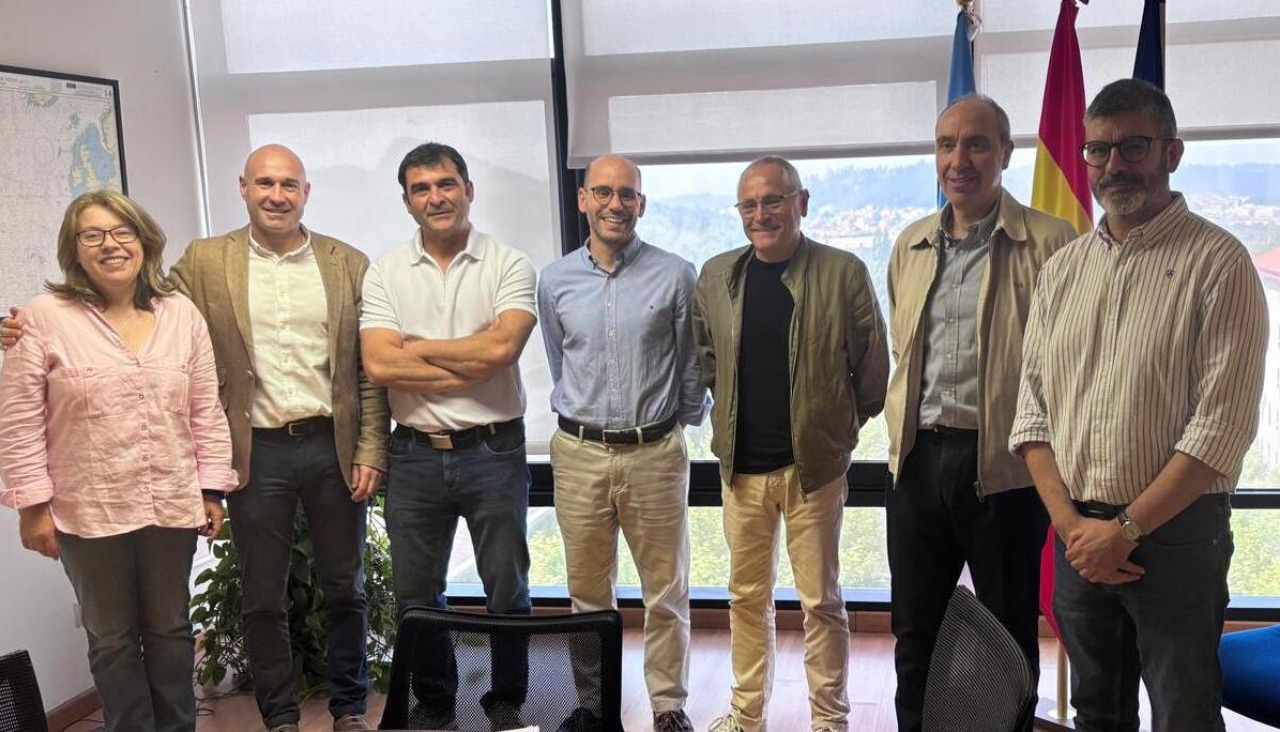El director xeral de Pesca, Acuicultura e Innovación Tecnolóxica, Isaac Rosón, mantuvo una reunión con representantes de Asmecruz en el marco de la “escoita activa” al sector del mar