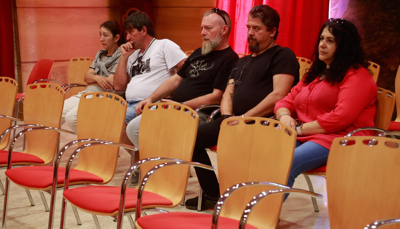 Algunos de los vecinos que acudieron al Pleno
