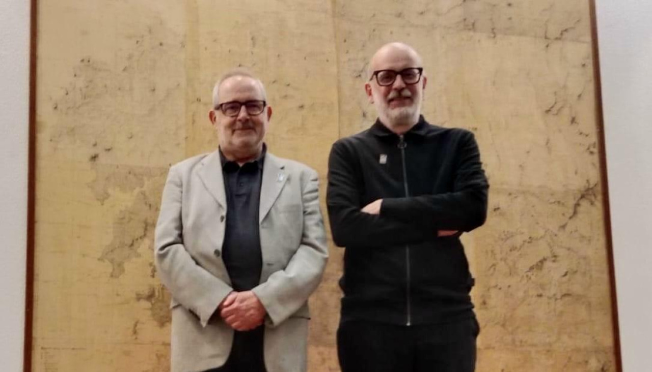 Manuel Calveiro, acompañado del anterior director de la editorial Galaxia