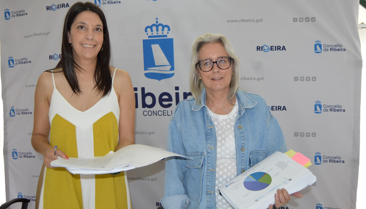 La alcaldesa, María Sampedro, y la edila de Facenda, Herminia Pouso, comparecieron para hablar del presupuesto