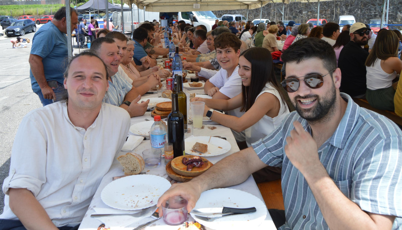 La comida a base de empanada, pulpo 'a fartar', churrasco mixto, postre y café, tuvo lugar debajo de una carpa para protegerse de los rayos de sol y las elevadas temperaturas