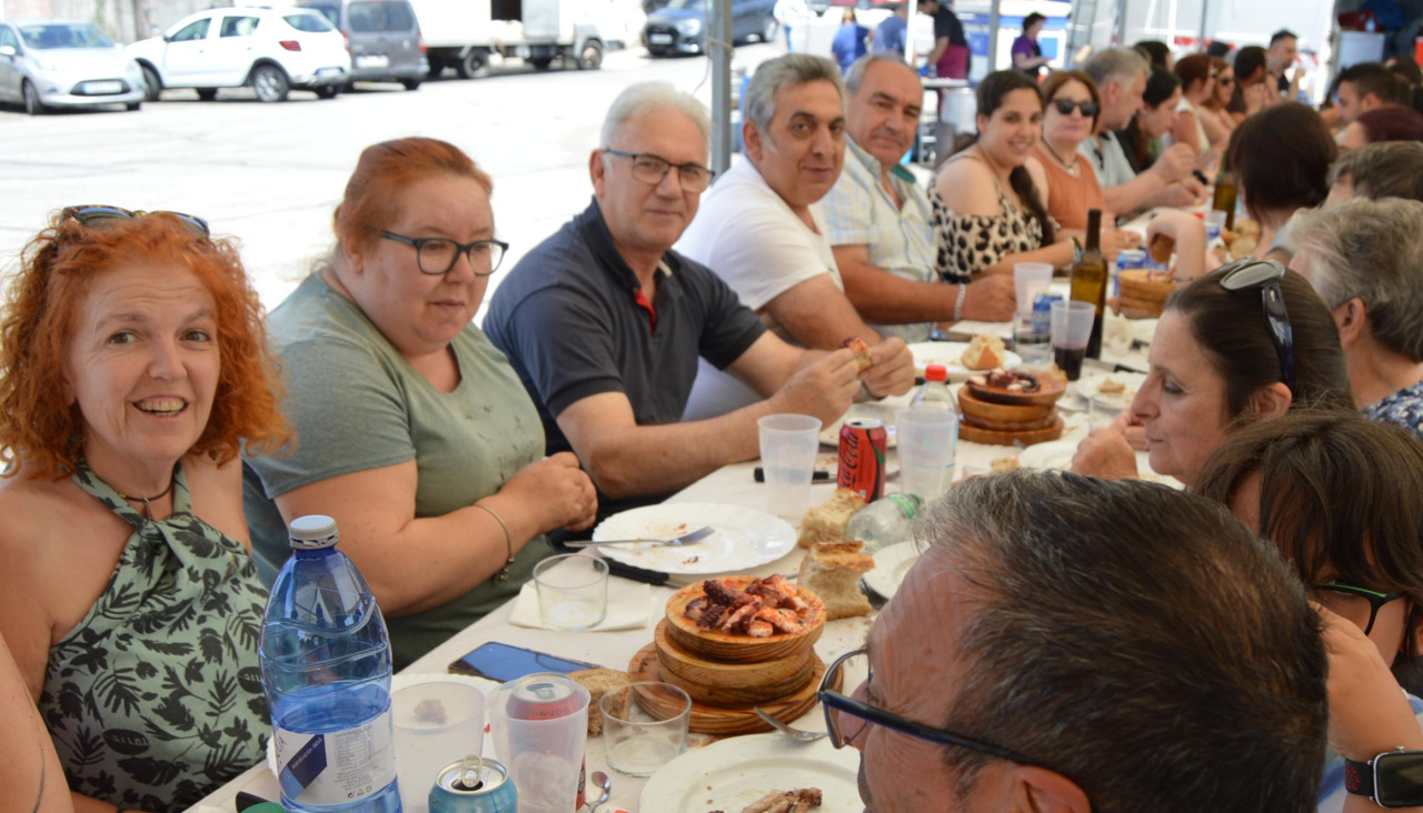 La comida a base de empanada, pulpo 'a fartar', churrasco mixto, postre y café, tuvo lugar debajo de una carpa para protegerse de los rayos de sol y las elevadas temperaturas