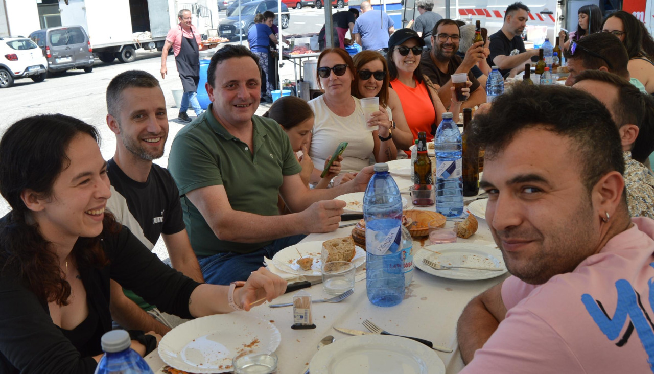 La comida a base de empanada, pulpo 'a fartar', churrasco mixto, postre y café, tuvo lugar debajo de una carpa para protegerse de los rayos de sol y las elevadas temperaturas