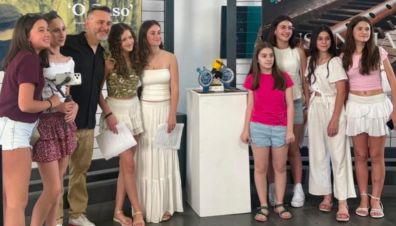 La gala se cerró con una foto de familias de la comunidad educativa participante en la gala audiovisual del instituto rianxeiro