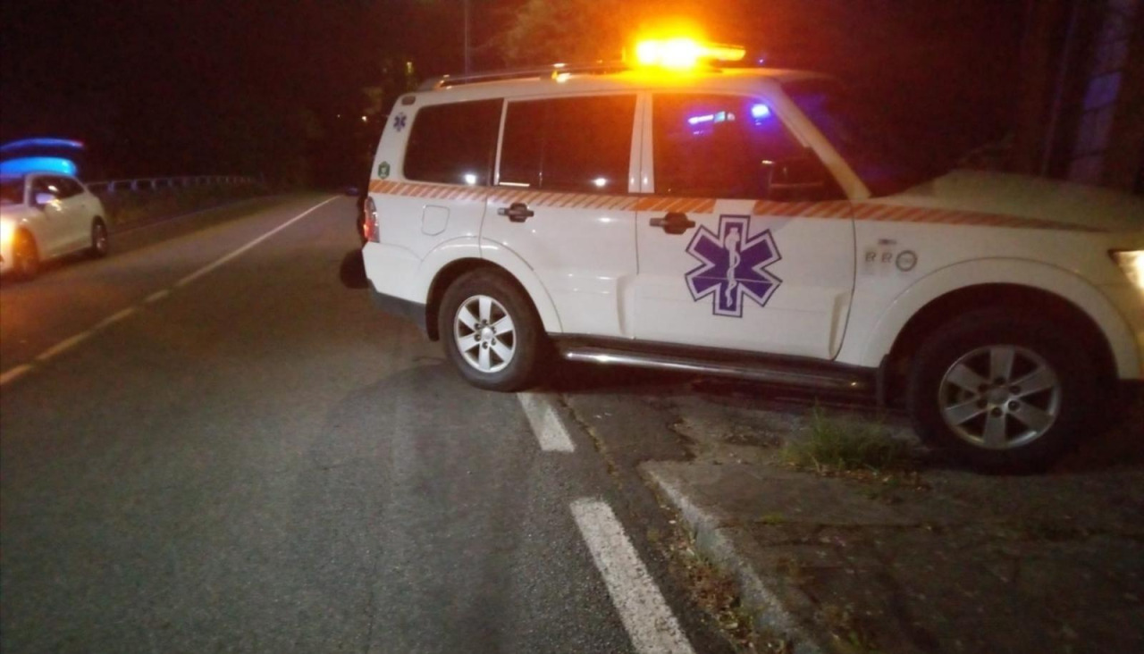 La dotación de guardia de la agrupación pobrense de voluntarios de Protección Civil se movilizó hasta el lugar del accidente de tráfico en  la AC-305, en A Ribeiriña