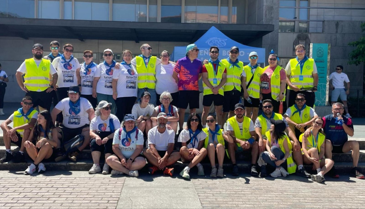 Una parte de los participantes en la caminata en favor de BarbanTEA  se hicieron una foto de grupo antes de tomar la salida