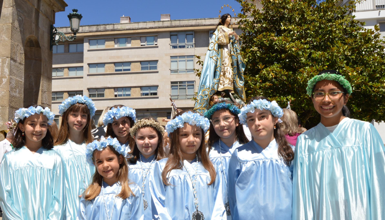 Algunas de las Hijas de María posaron delante de la imagen de la Virgen antes de partir la procesión