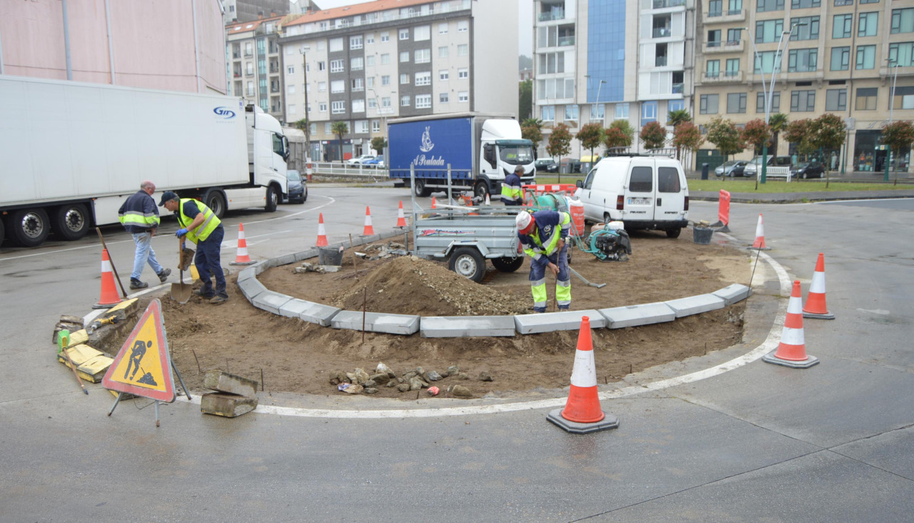Operarios del a empresa Construcciones MRV están acometiendo las obras supondrán el recorte de la glorieta próxima a la rula ribeirense