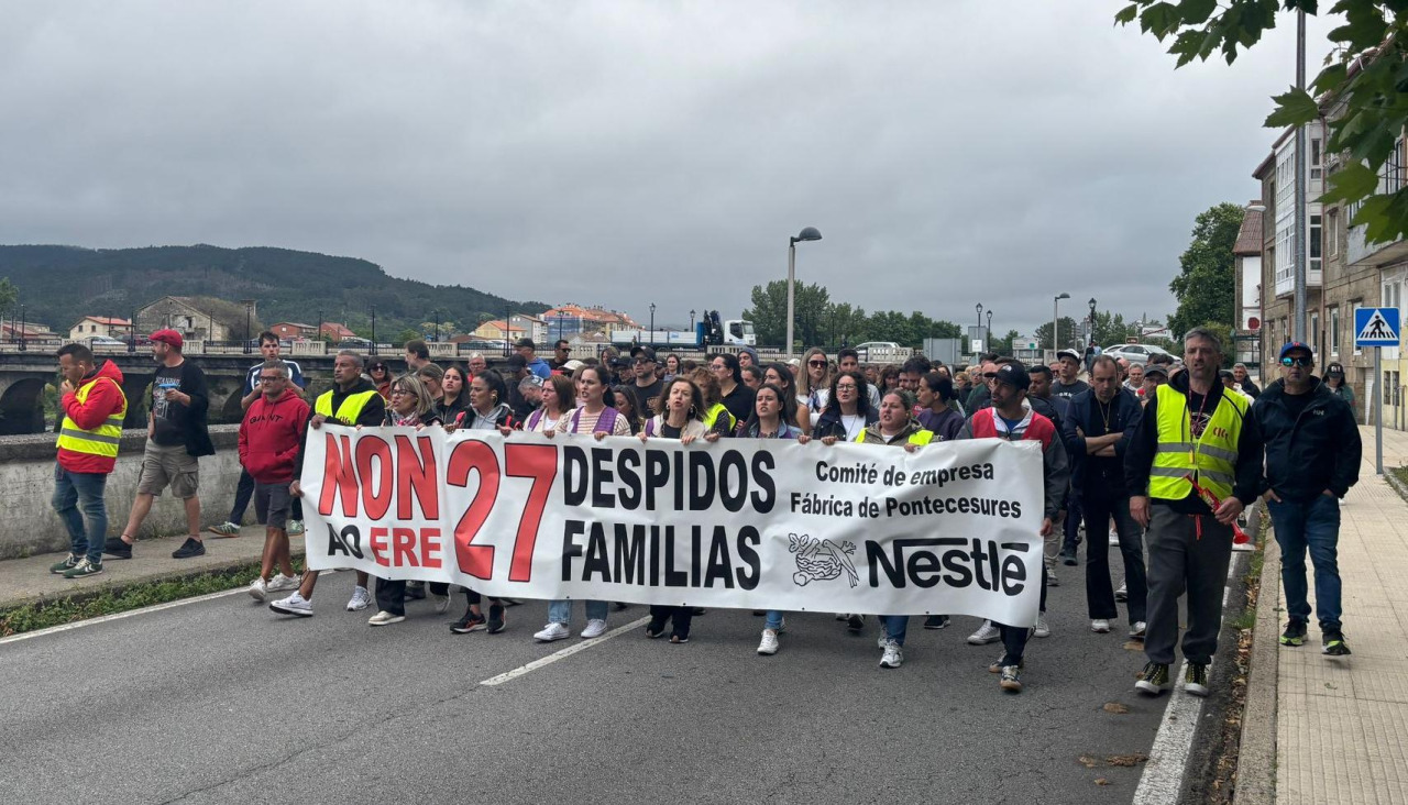Los trabajadores de Nestlé cortaron ayer la carretera nacional en una nueva concentración en Cesures