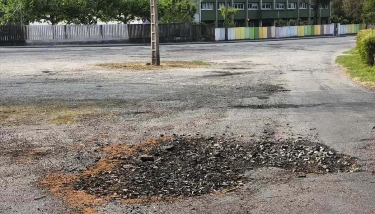 El portavoz socialista Óscar Rial ha insistido en reclamar la renovación del pavimento de viales de acceso como el que lleva al colegio 'Xosé María Brea Segade' en Taragoña