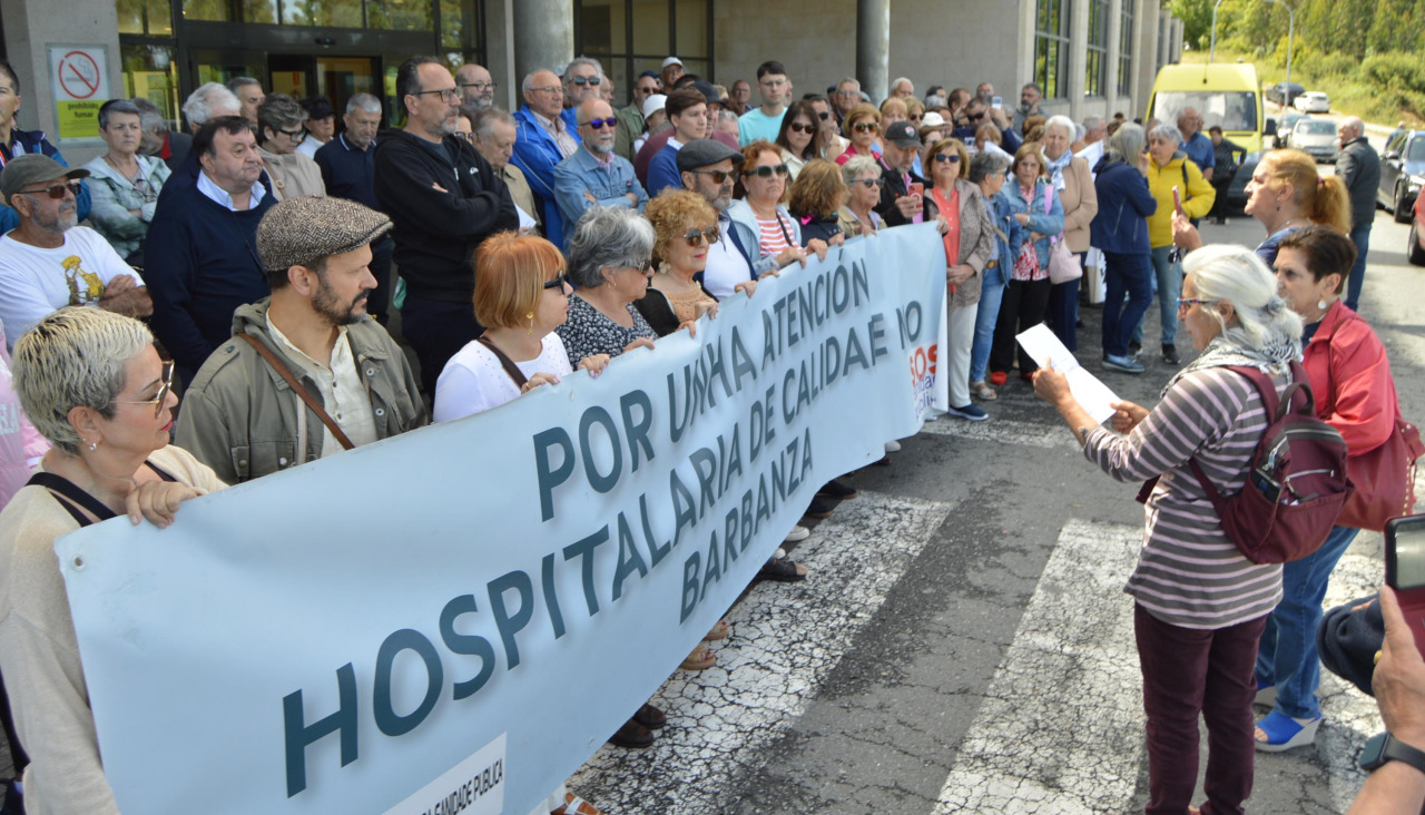 Representantes de la Plataforma en Defensa da Sanidade Pública do Barbanza dieron lectura al manifiesto al que también se hizo referencia en otras movilizaciones por el resto de Galicia