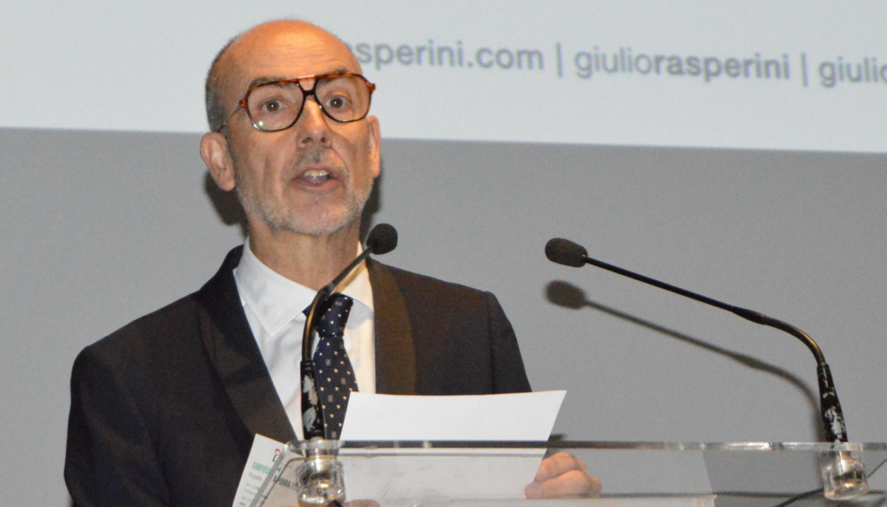 El doctor Gonzalo López Castro, impulsor del simposio, realizó las funciones de presentador de los ponentes y de moderador