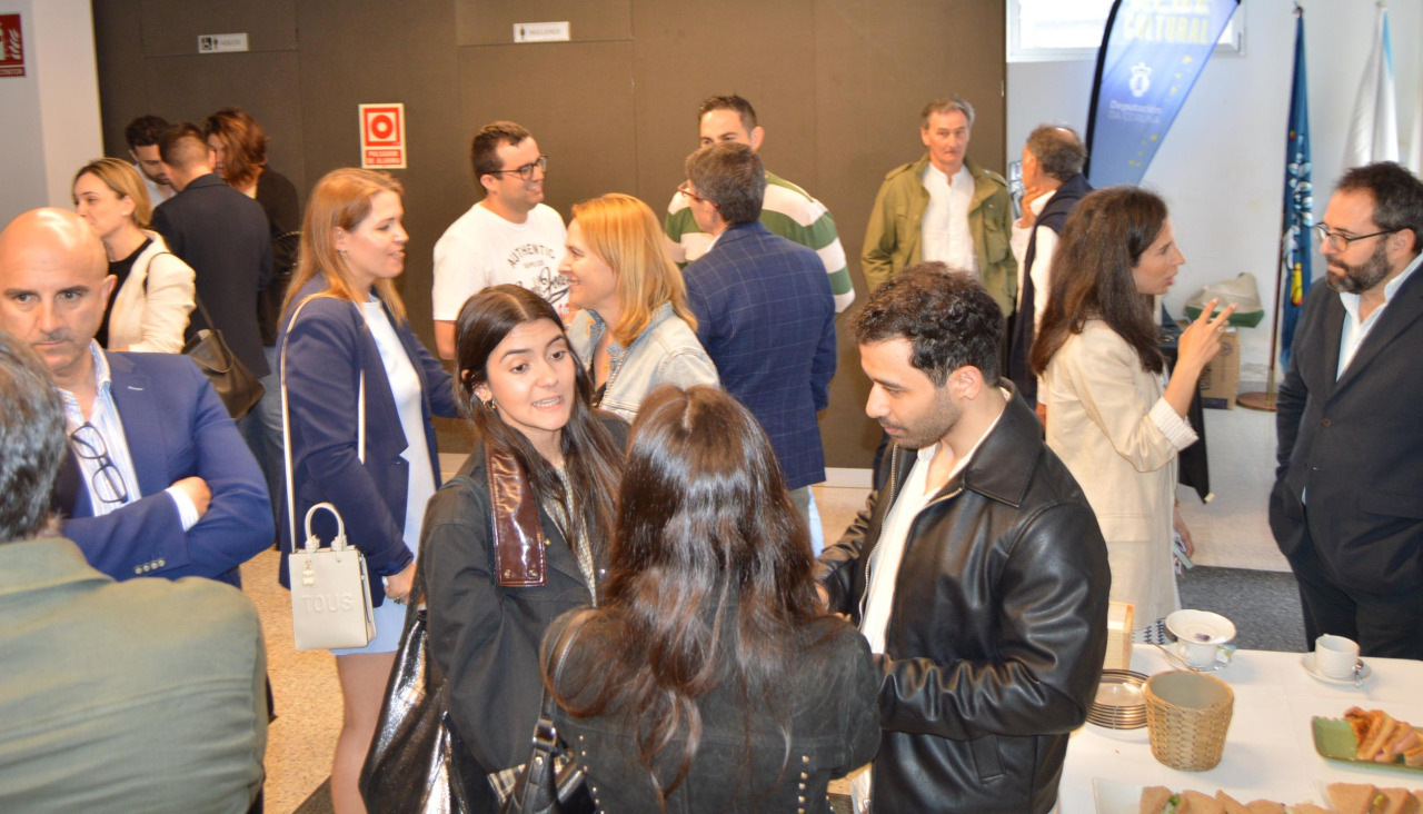 Los asistentes al simposio dental internacional de A Pobra tuvieron oportunidad de intercambiar opiniones durante el 'coffee break'