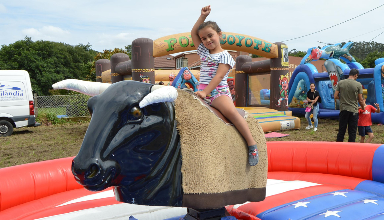 La pequeña Martina se divirtió montando en el toro me´znico que funcionó en las fiestas de Santo Antón en O Pazo