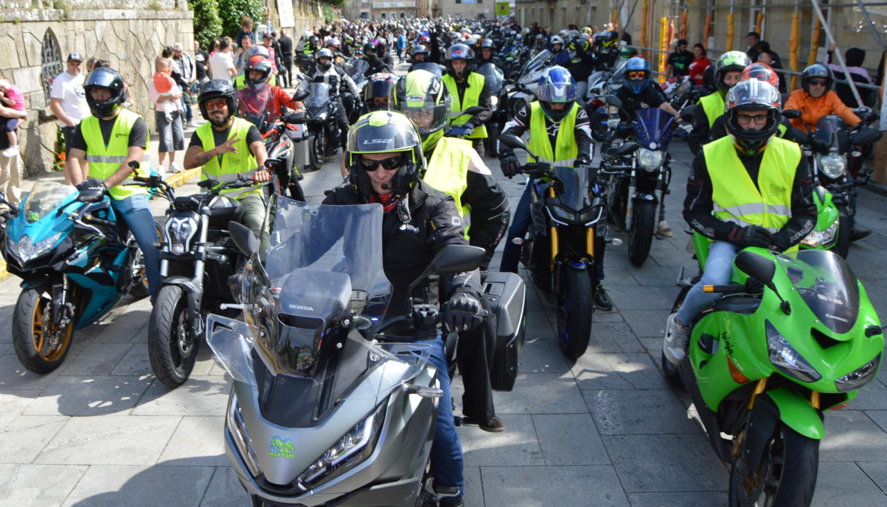 La ruta mototurística salió con puntualidad británica a las seis de la tarde desde la Praza Castelao de Rianxo