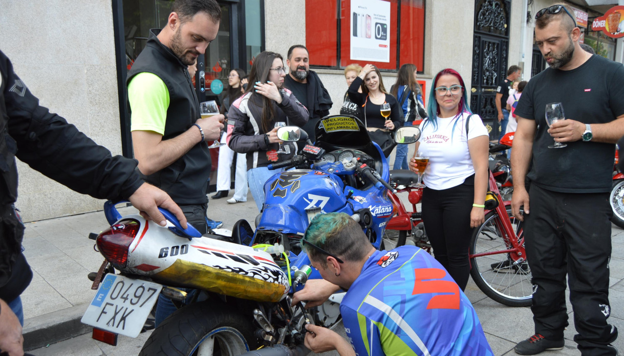 Algunmo de los participantes tuvo que hacer una reparación de urgencia para poder tomar la salida en la ruta mototurística vespertina