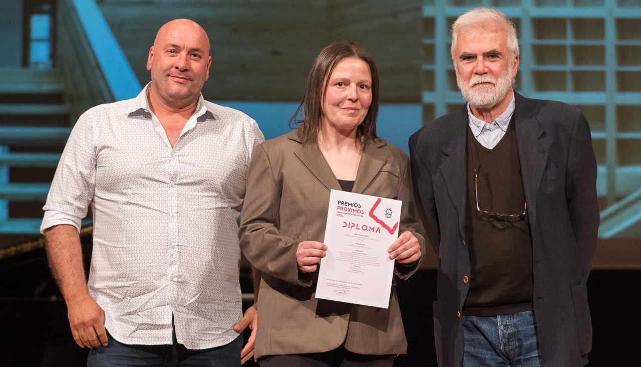 El concejal rianxeiro Julio Alcalde acompañó a Sandra González en el momento en que recibió el diploma que acredita su galardón