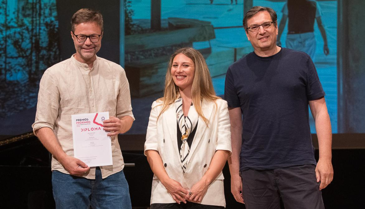 Los arquitectos Santiago Rey e Ismael Ameneiros y Sandra González recogieron el Premio 'Próximos' por su proyecto para la construcción del apeadero de autobuses ribeirense
