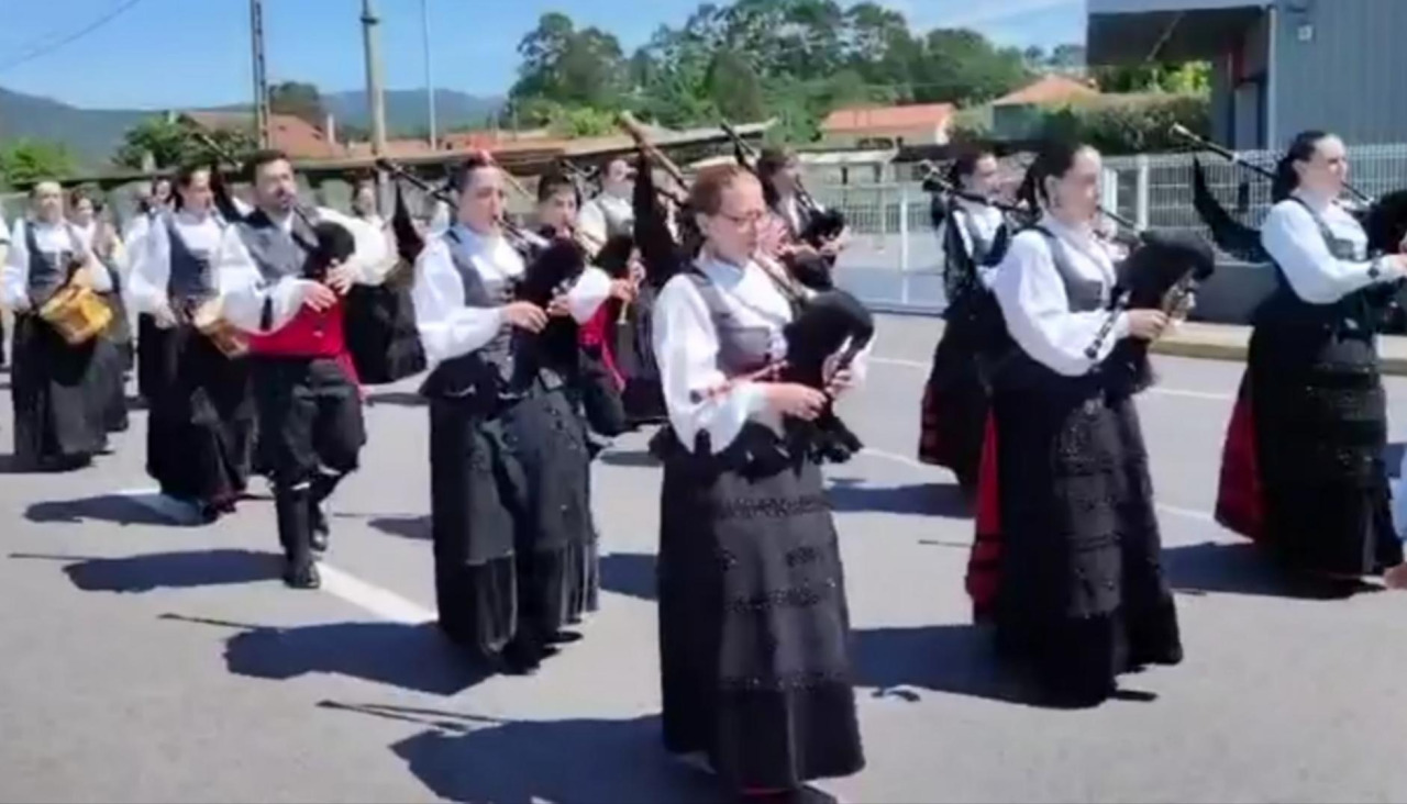 La banda de gaitas Buxaina, de Taragoña, acompañó al paseo de la imagen de Santo Antón por el lugar de O Pazo
