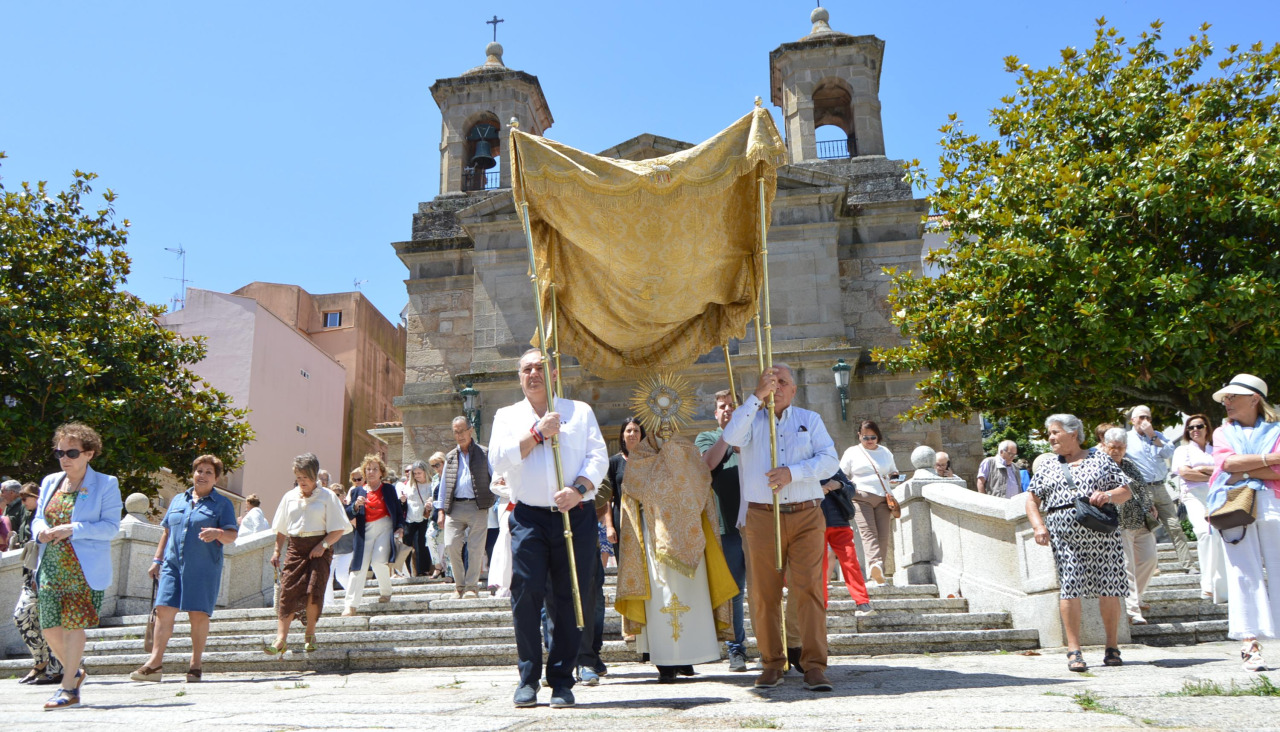 La procesión de Corpus salió por las calles del centro de la ciudad pese a que no hubo alfombras en su recorrido