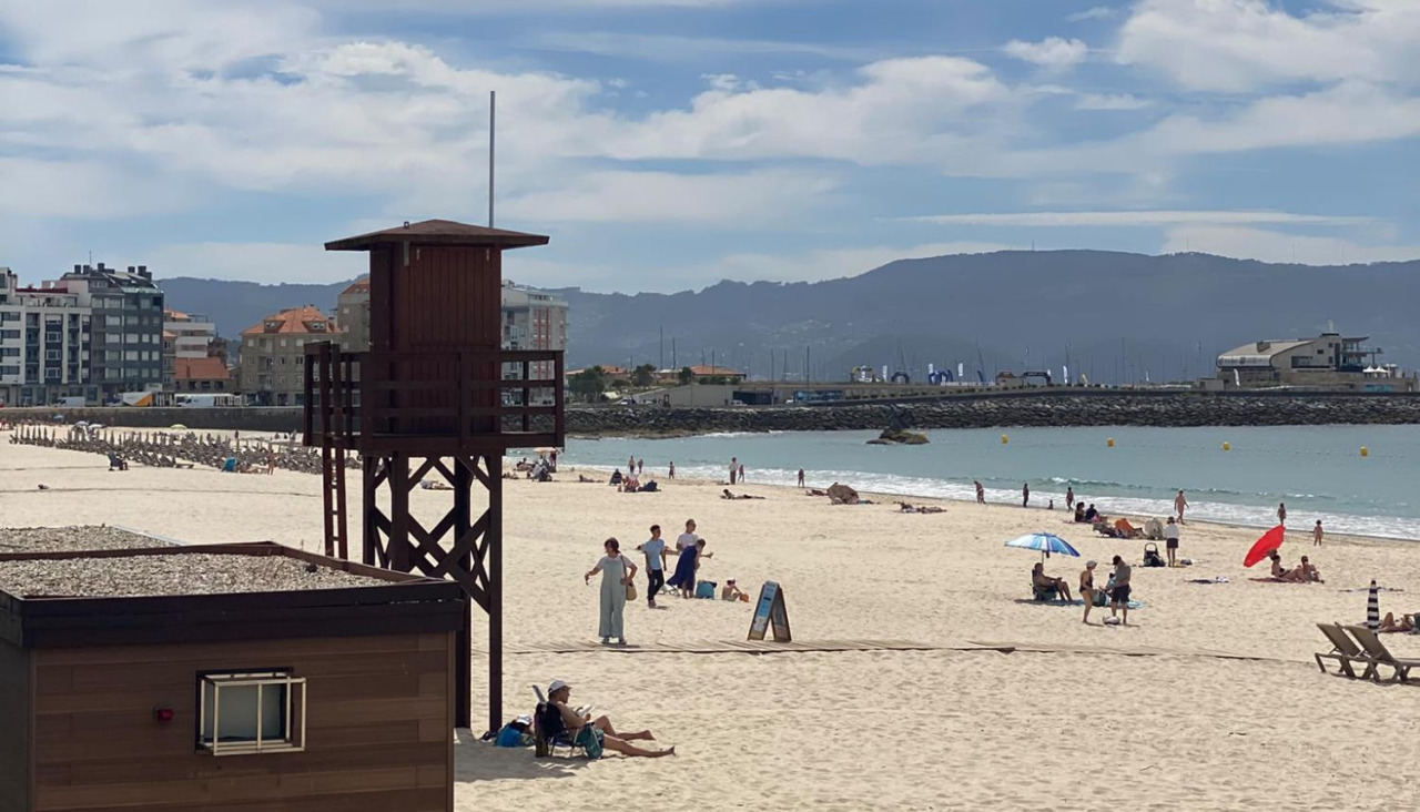 Torreta de socorrismo vacía en la playa de Silgar el sábado pasado