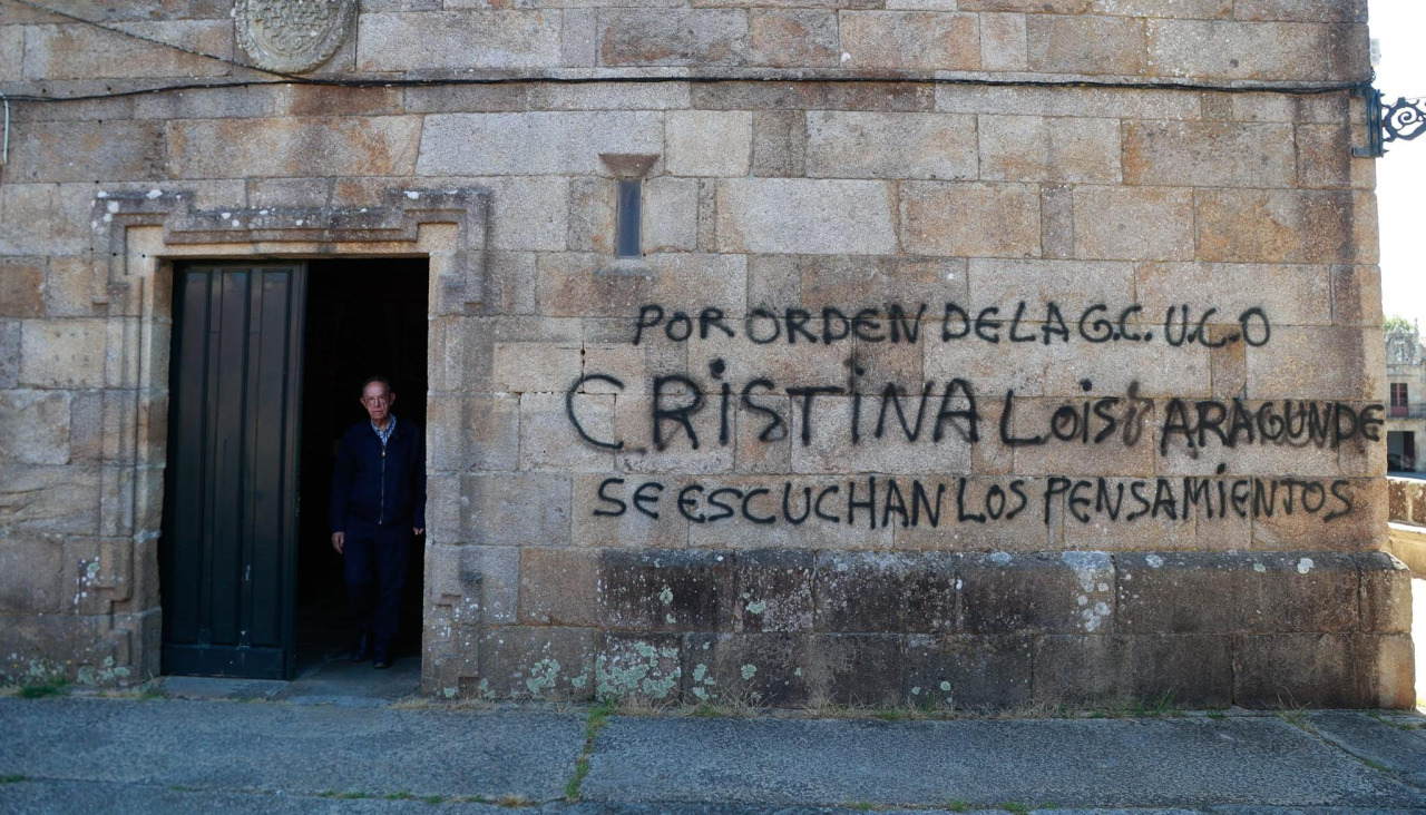 Imagen de la nueva inscripción en la fachada del edificio eclesiástico