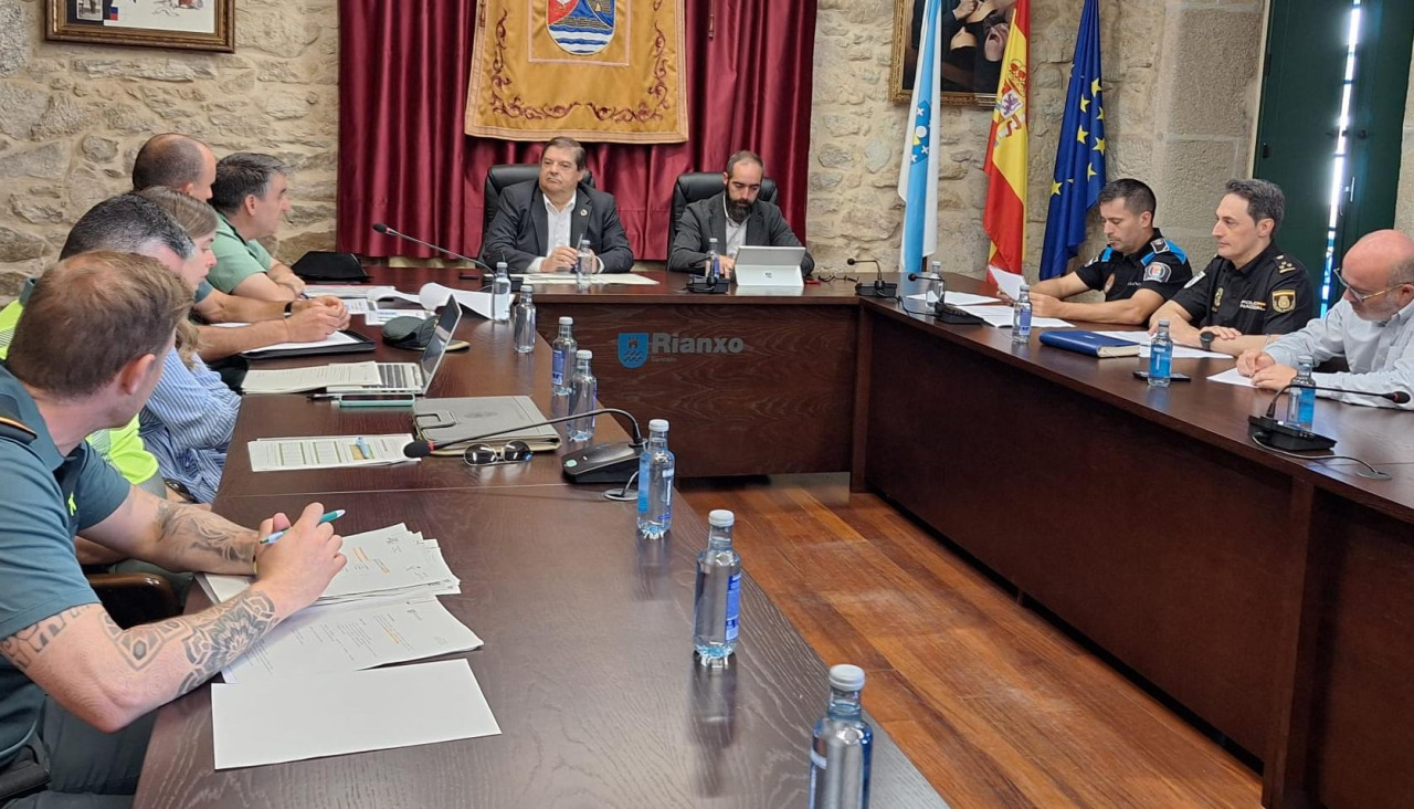 Julio Abalde, que copresidió la junta local de seguridad junto con Julián Bustelo, destacó la coordinación y el trabajo conjunto entre la Guardia Civil y la Policía Local para tratar de garantizar la seguridad en la villa