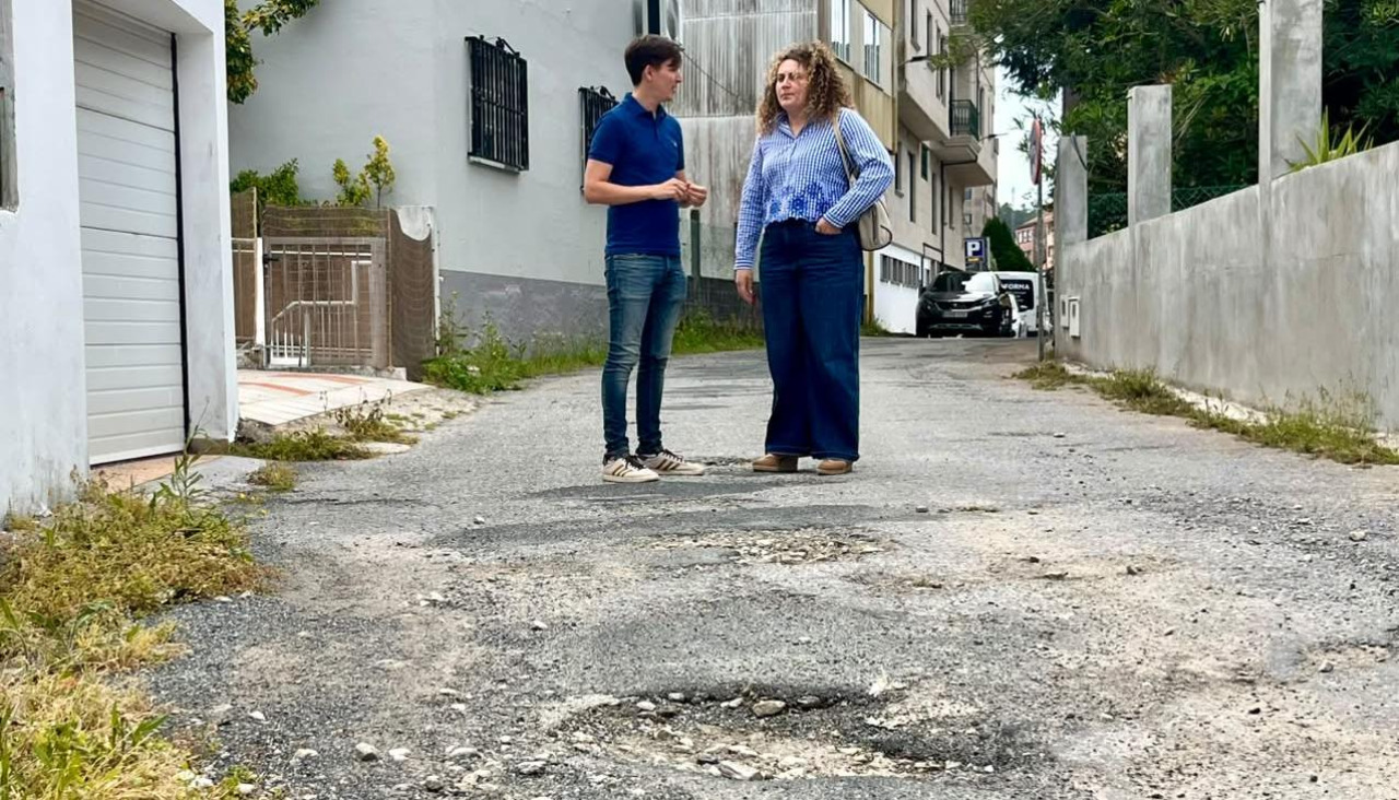El portavoz de la formación frentista, Luis Pérez, y la concejala Antía Alberte visitaron el lugar para conocer de cerca las carencias que presenta