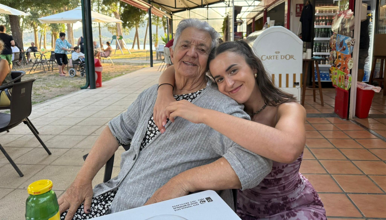 La vecina de O Grove, Patri Bea junto a su abuela, Genoveva Filgueira