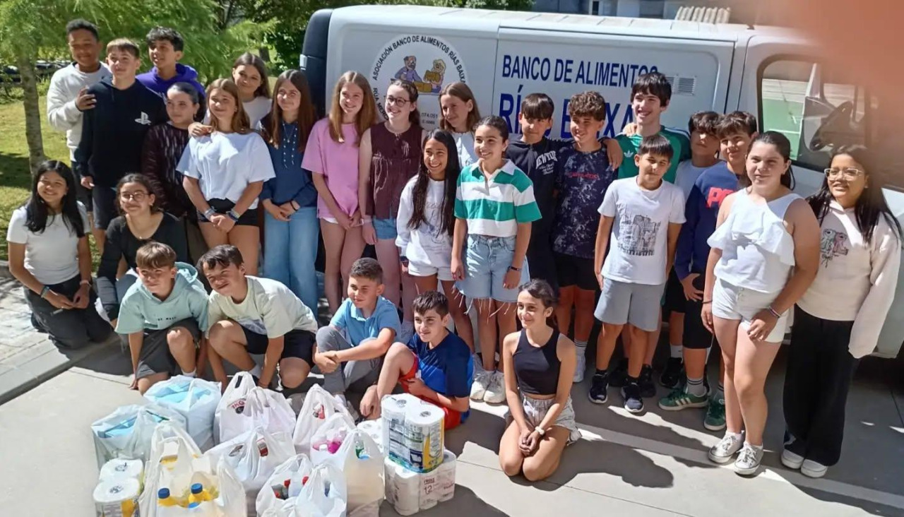 El alumnado del CEIP A Florida, de Sanxenxo, posando con la donación hecha
