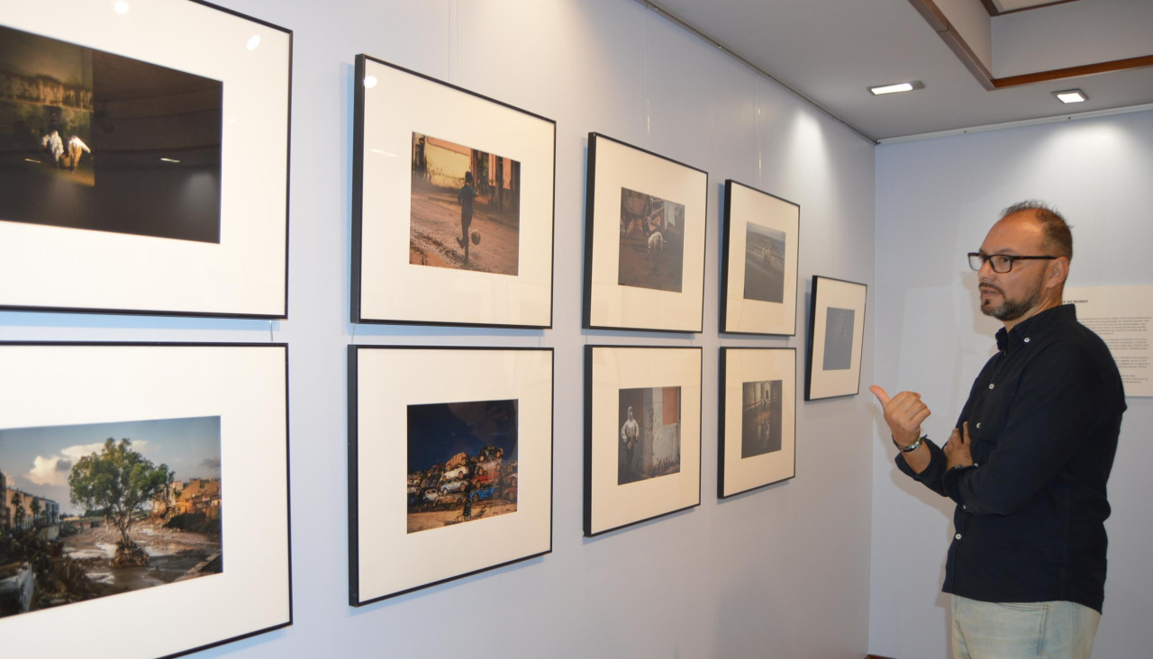 El artista plástico Fernando Yáñez, que fue uno de los asistentes al acto inaugural, quedó cautivado por las fotografías realizadas por el fotoperiodista gallego Óscar Corral sobre la DANA
