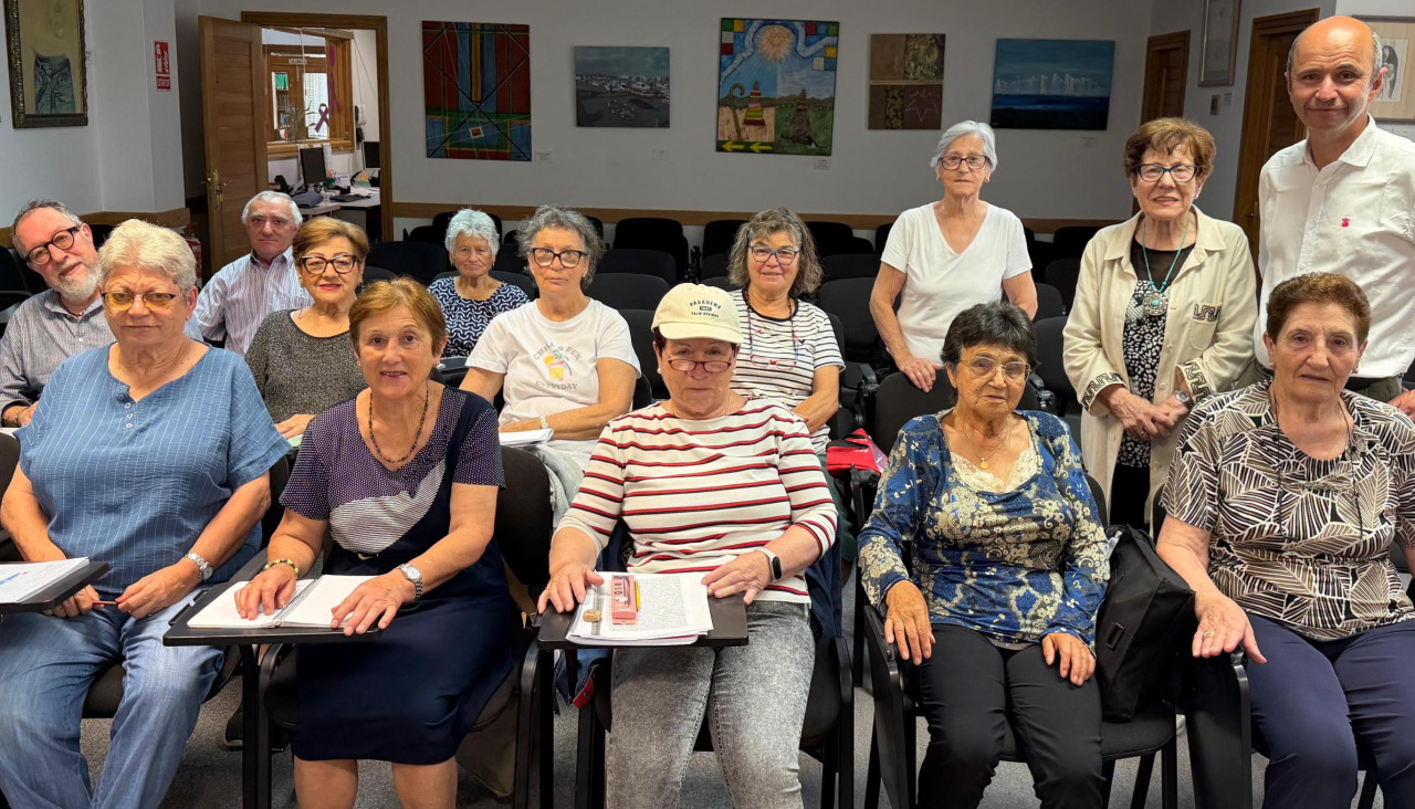 Las clases de refuerzo educativo para mayores clausuró un nuevo curso en el salón de actos del centro cultural 'Lustres Rivas'