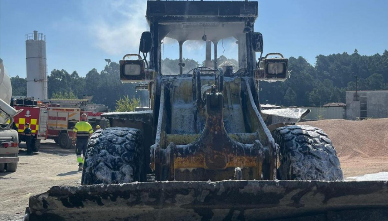 Una máquina excavadora fue pasto de las llamas en las instalaciones de la empresa Hormigones Boiro