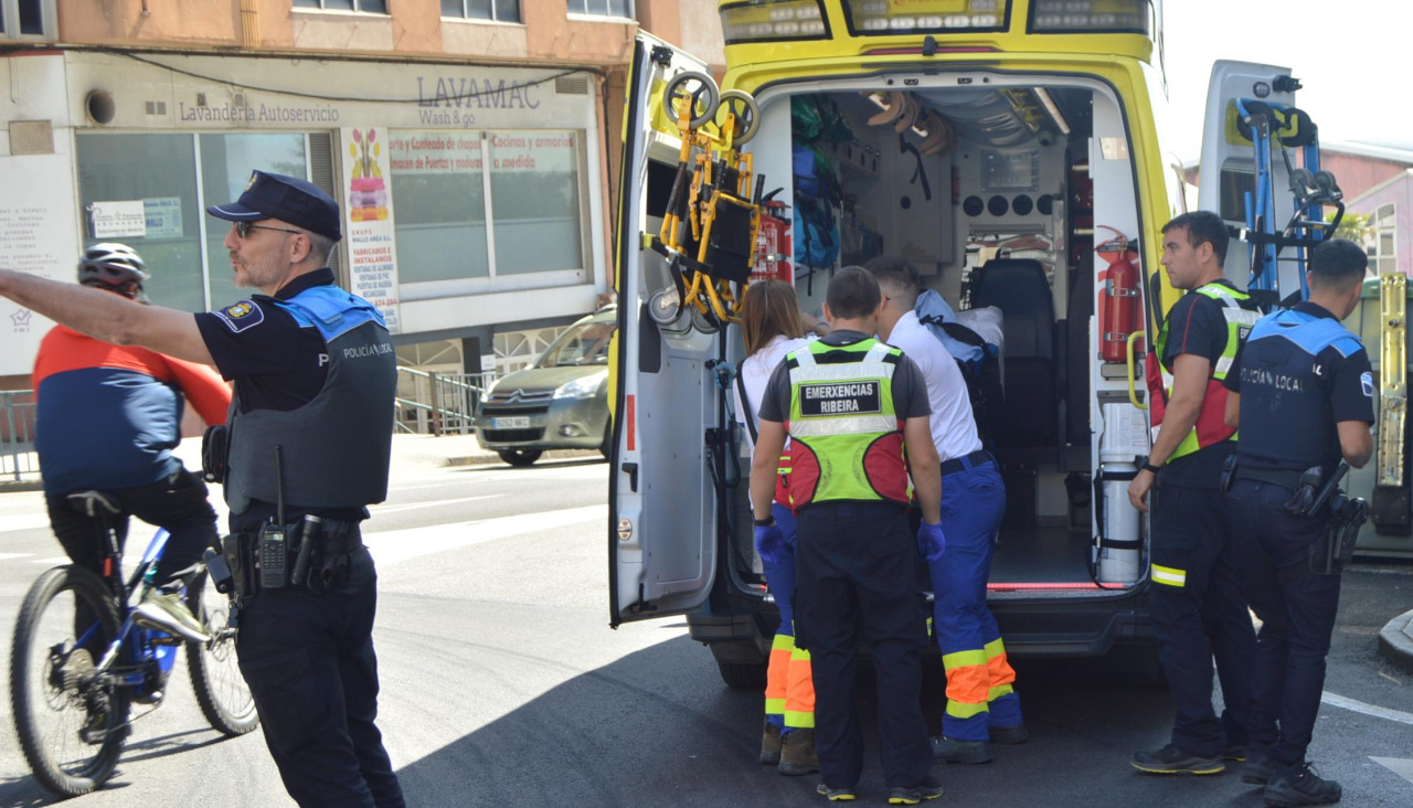 La víctima fue evacuada en una ambulancia del 061 hasta el servicio de Urxencia del Hospital do Barbanza