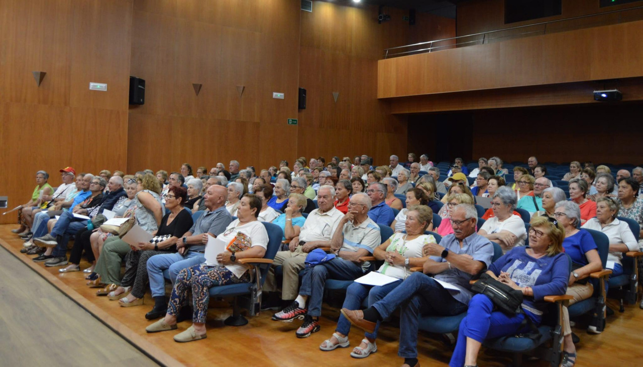 Asistentes a la entrega de diplomas a los mayores de Sanxenxo