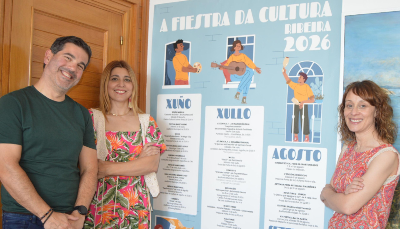 La edila Ana Barreiro, junto a los técnicos municipales Unai González y Sara García, presentaron el cartel con la programación de la Fiestra da Cultura de este verano