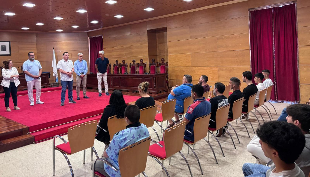 El teniente de alcalde, Tino Cordal, recibió a los veinte alumnos
