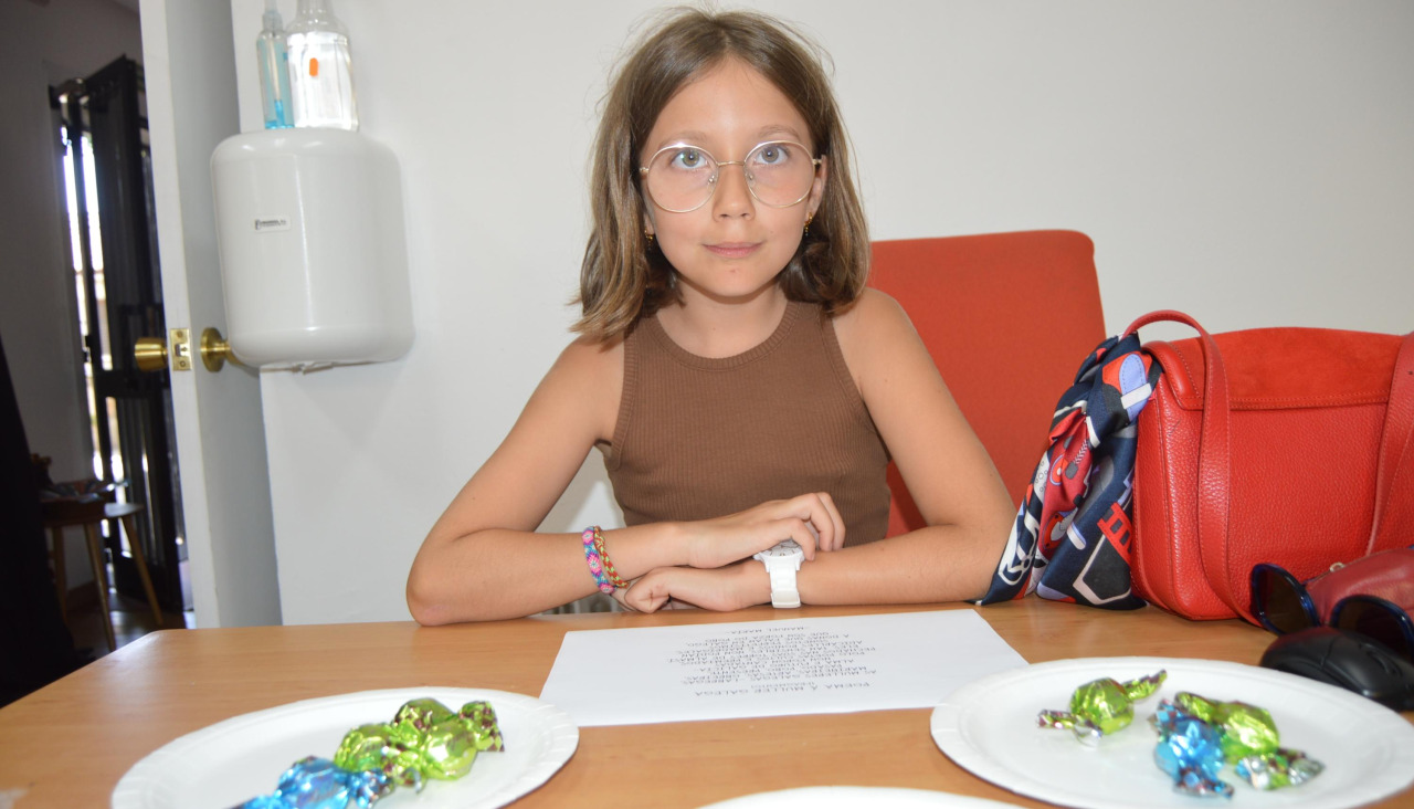 La alumna Daniela, de 11 años, dio lectura a un poema de Manuel María dedicado a la mujer gallega