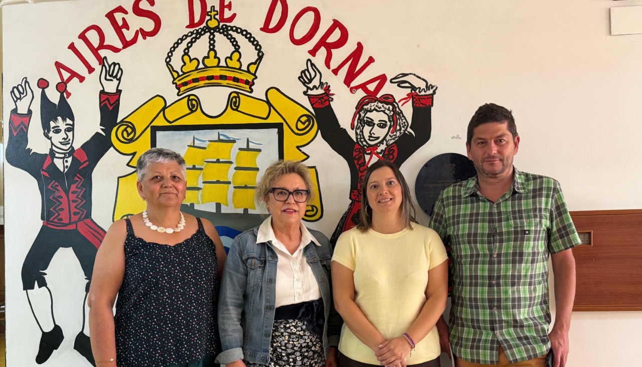 La diputada provincial Cristina Capelán se reunió ayer en Ribeira con representantes de la entidad presidida por Puri Cores