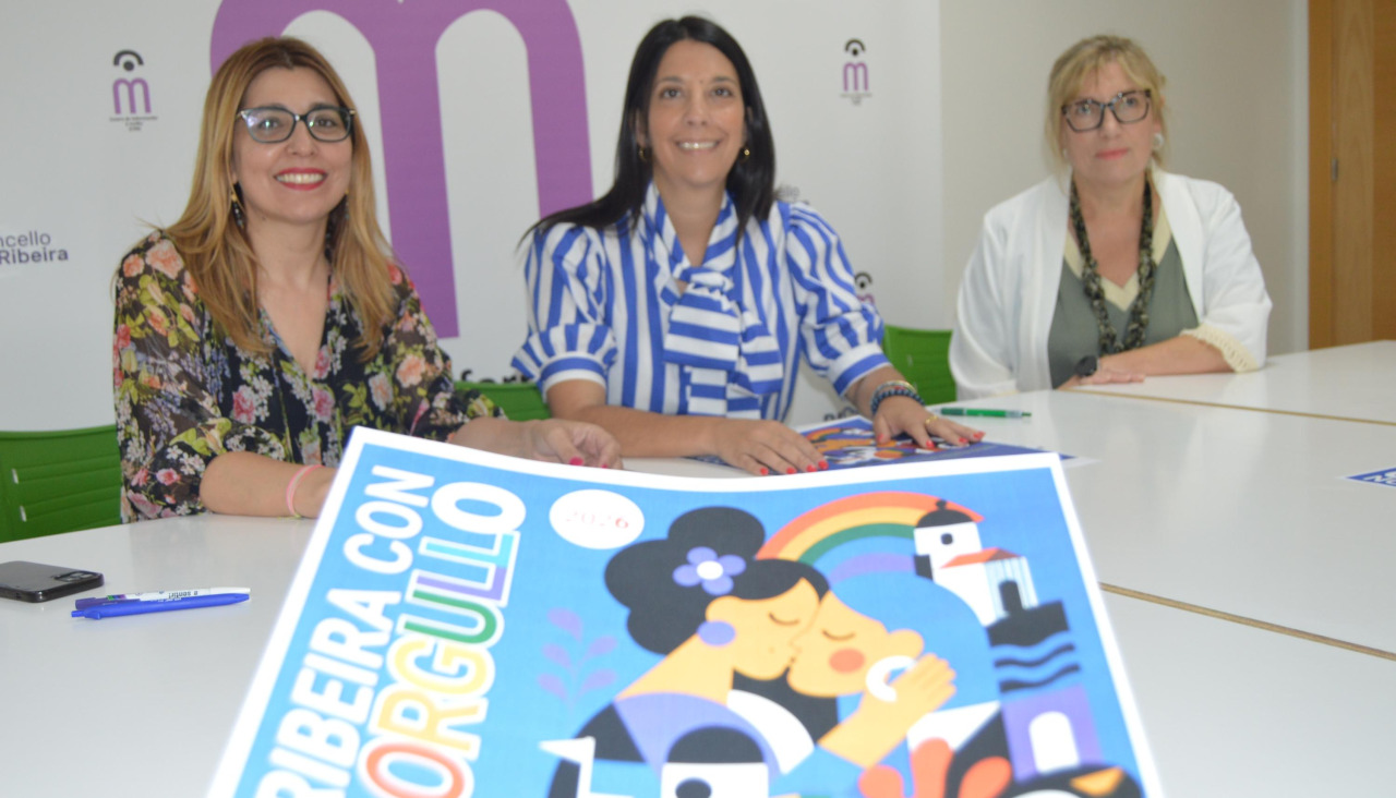 La alcaldesa, María Sampedro, acompañada de la concejala de Igualdade, Ana Barreiro, y la directora del CIM, Dolores Crujeiras, desveló la programación de 'Ribeira con Orgullo'