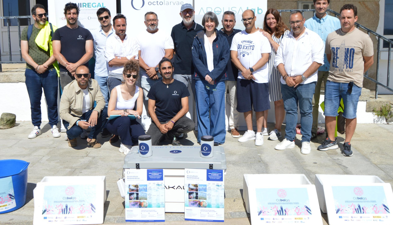 Los asistentes a la reunión del comité social del programa Arousa-Lab se hicieron una foto conjunta para demostrar que todos pueden aportar y que la unión hace la fuerza