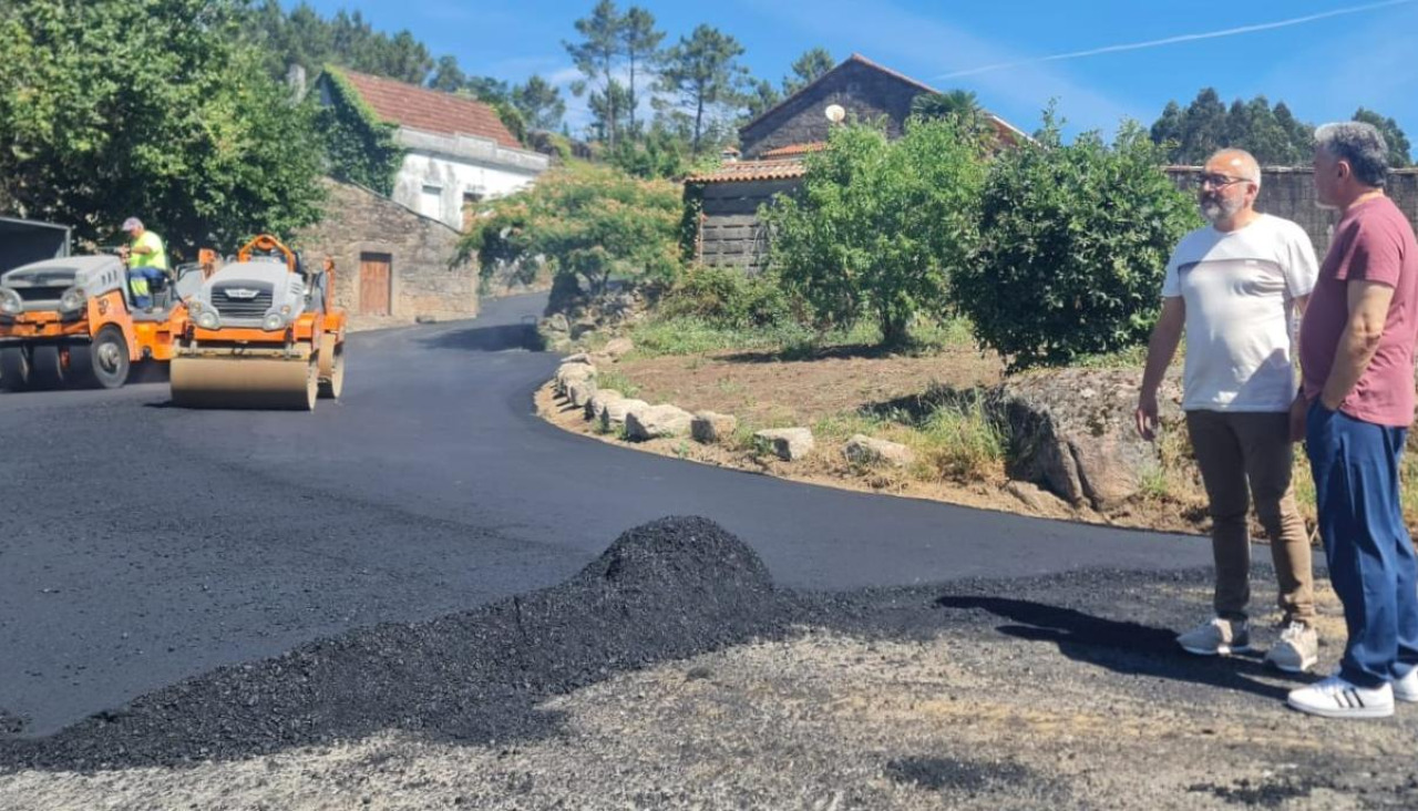 El lugar de A Armada está siendo objeto de una pavimentación dentro de un proyecto financiado con cargo al POS+ de la Diputación de A Coruña