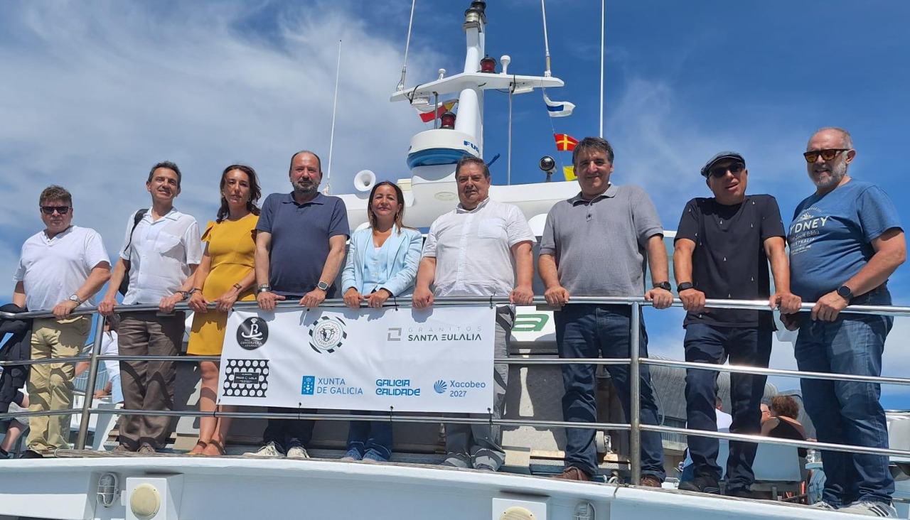 Diversas autoridades participantes en el remonte se hicieron una foto antes de tomar la salida en uno de los catamaranes fletados para la ocasión