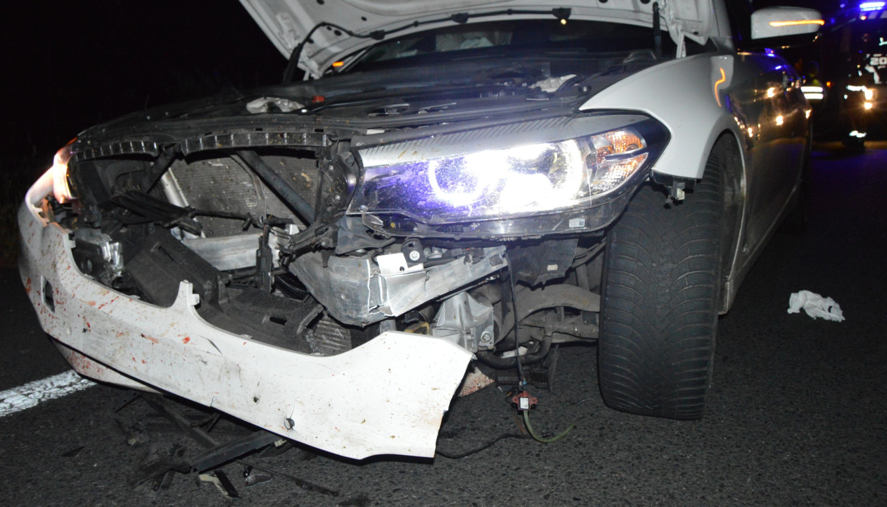 Un BMW 520D sufrió daños considerables en su parte frontal