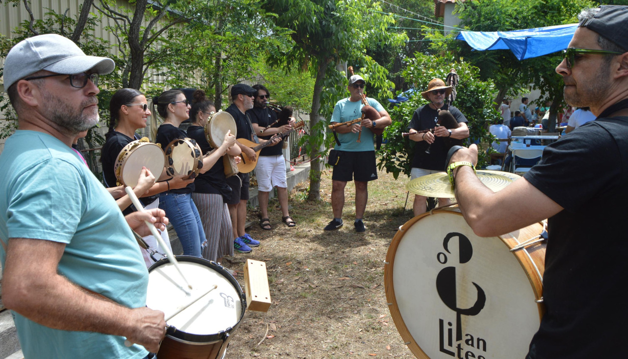 El grupo de gaitas Os Liantes amenizó el evento, así como tambi´çen lo hizo el grupo Arena durante la sesión vermú