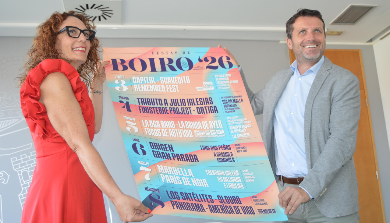 La concejala de Cultura, María Outeiral y el alcalde, José Ramón Romero, presentaron el cartel que recoge las principales atracciones de las Festas do Verán de Boiro