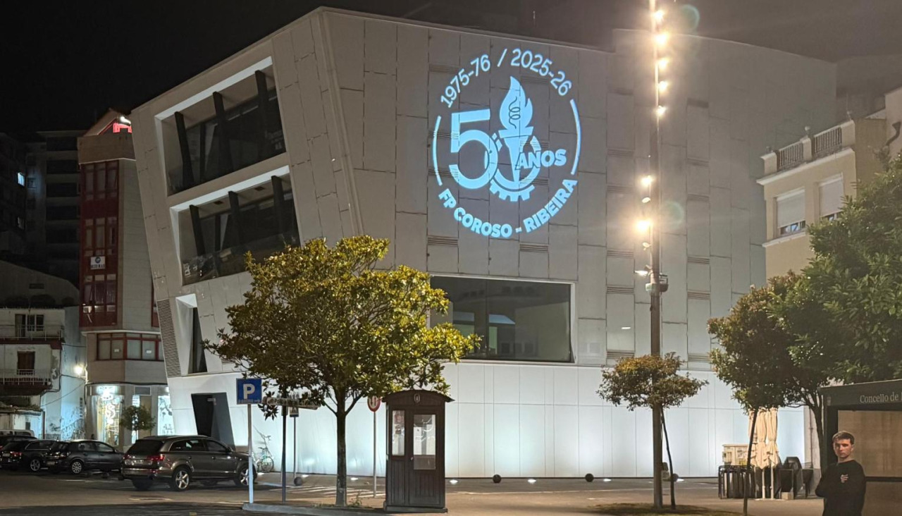 La empresa Ferrovial acometió por 2.300 euros la renovación de la iluminación del edificio del mercado municipal ribeirense