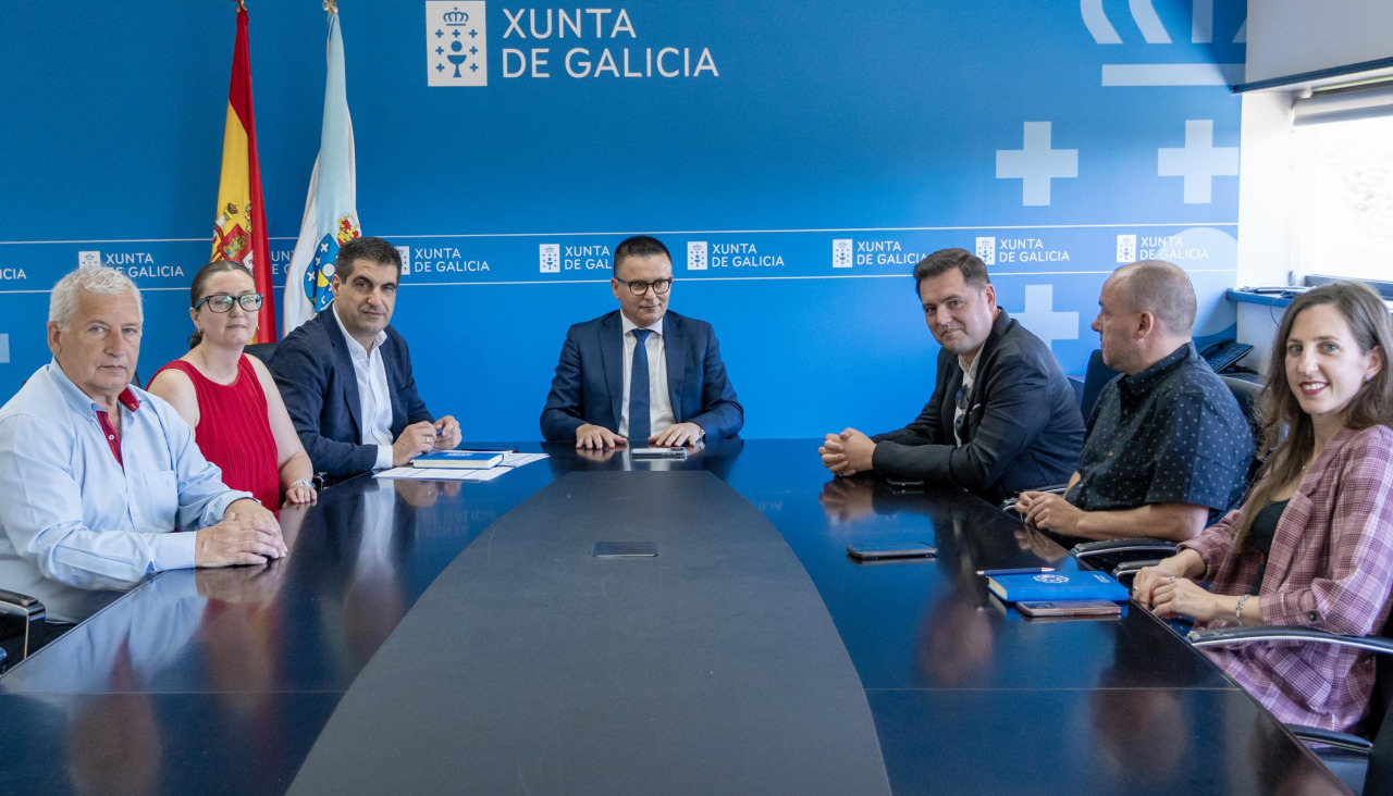El conselleiro de Emprego, Comercio e Emigración, José González, acompañado del director xeral de Comercio e Consumo, Gabriel Alén, se reunió con representantes de las entidades beneficiarias